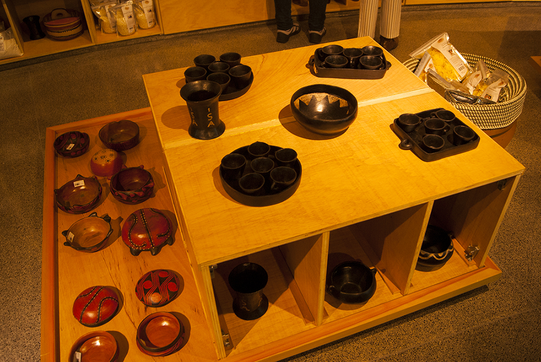 Instituto Atá no Mercado de Pinheiros; cerâmicas dos índios do Xingu