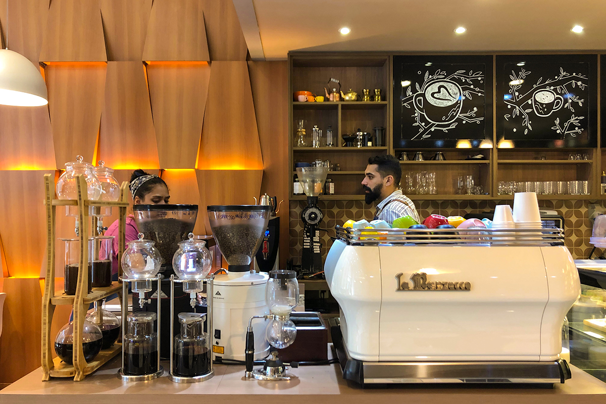 O guia definitivo dos melhores cafés de São Paulo, a cidade que se tornou o  que é graças a esses bagos vermelhos e amarelos - Simonde