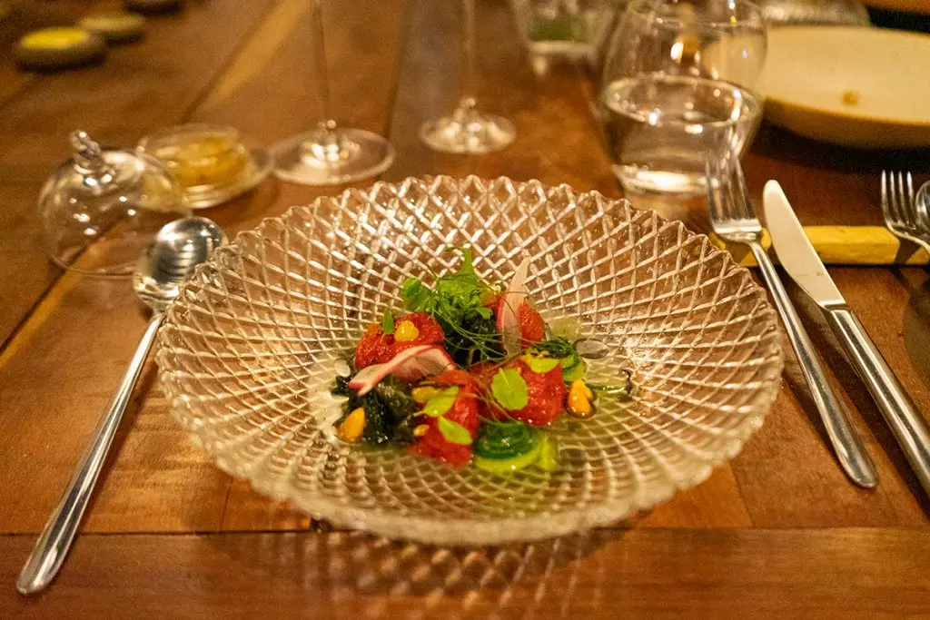 Salada de melancia, pepino, algas e baru do Restaurante Manga, em Salvador