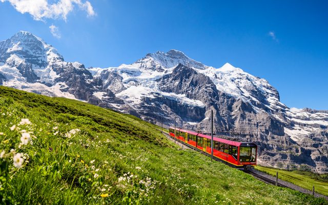 O trem para Jungfraujoch na região de Interlaken