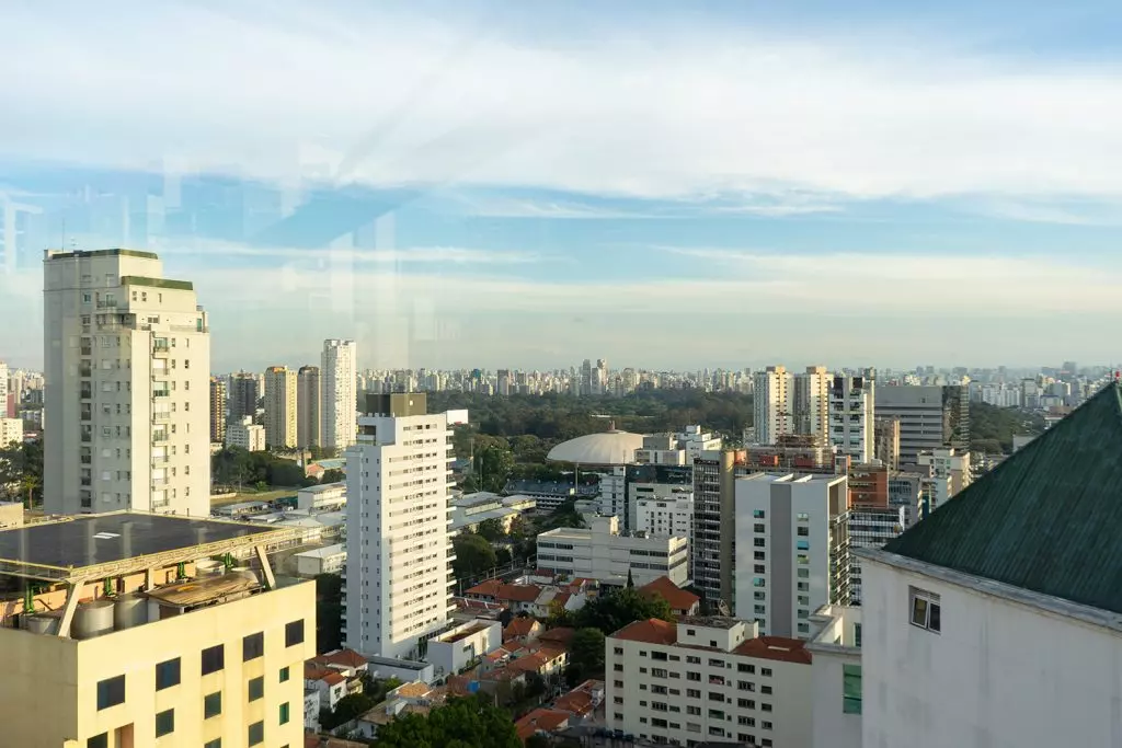 Vista do bar do rooftop do hotel Canopy São Paulo