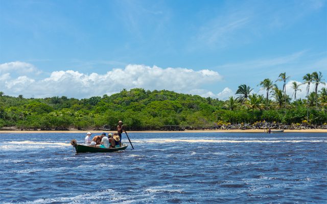Cruzando o rio Caraíva, no Sul da Bahia
