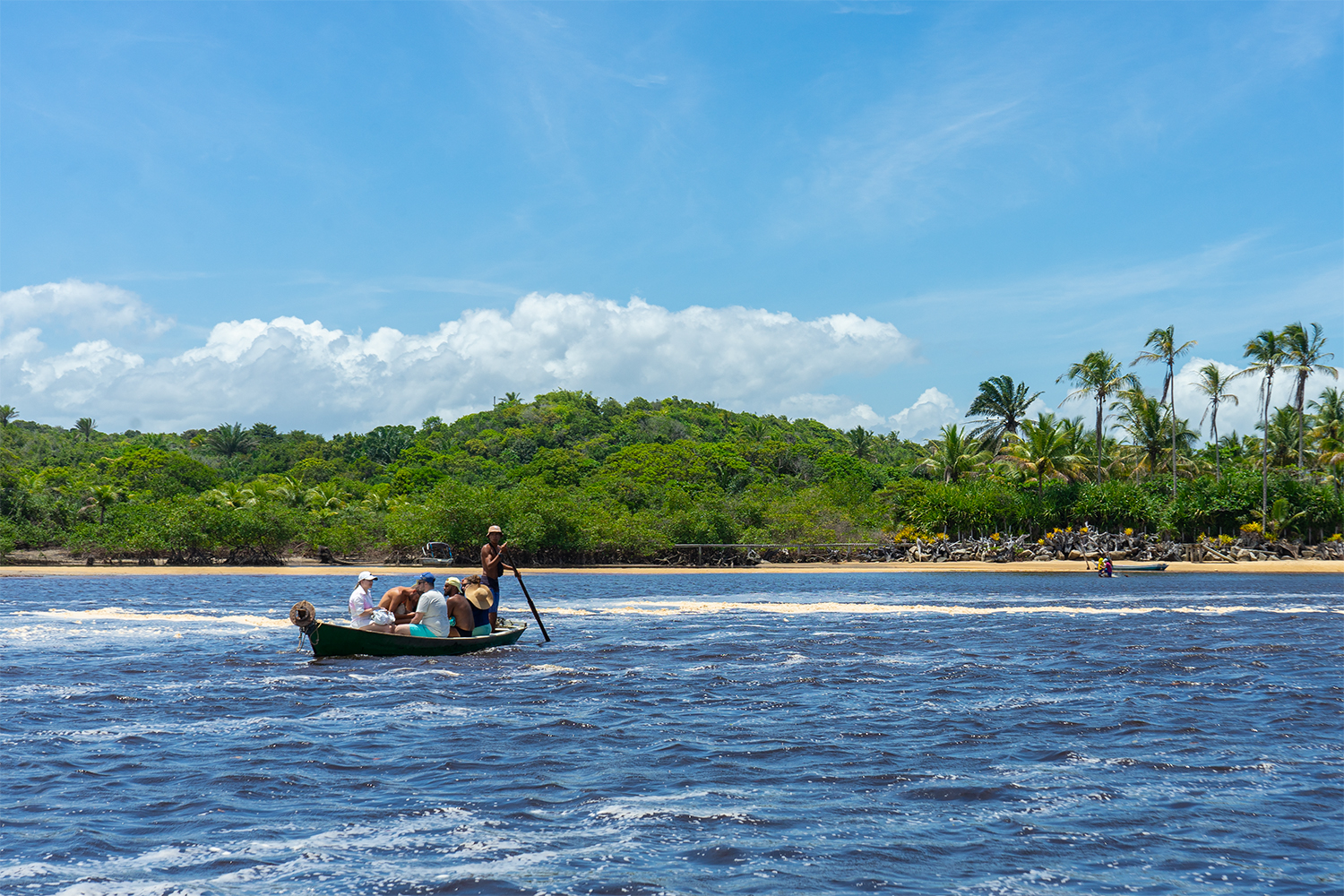 Cruzando o rio Caraíva, no Sul da Bahia