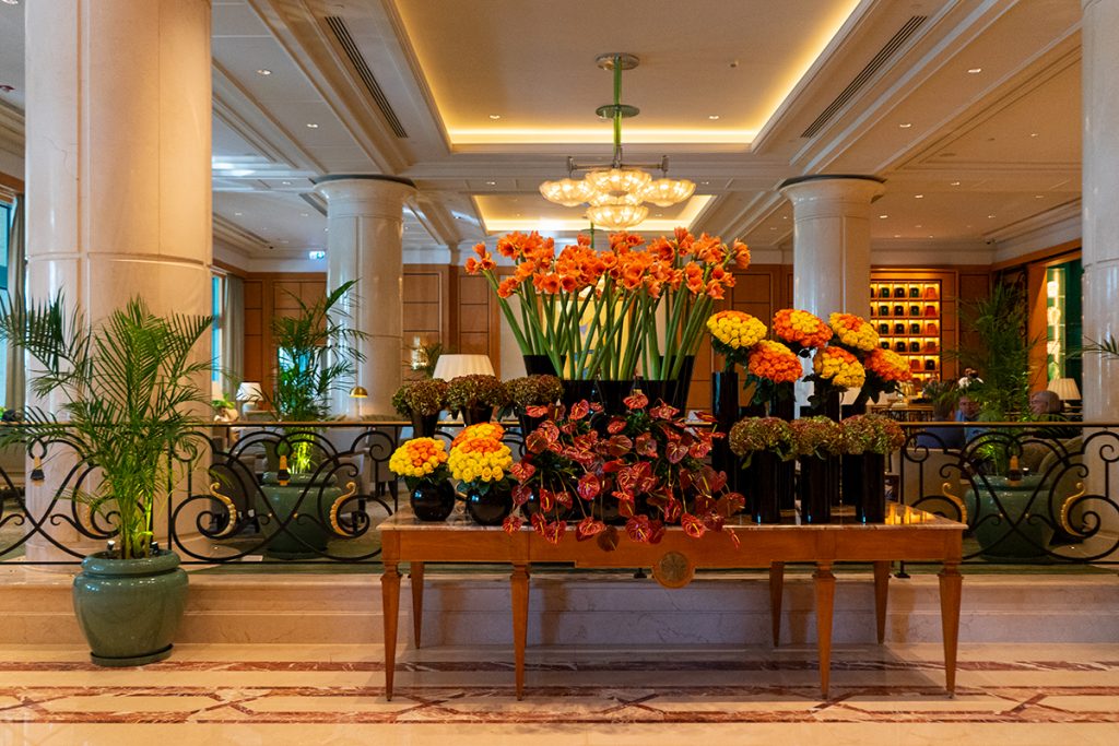 O lobby florido do Four Seasons at Nile Plaza no Cairo. 