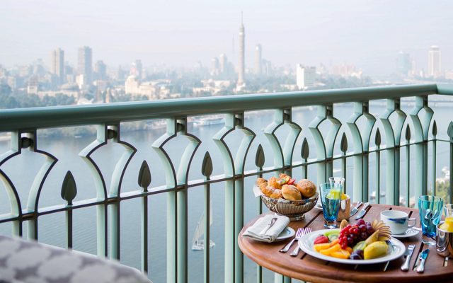 Café da manhã na varanda do hotel Four Seasons at Nile Plaza no Cairo, Egito