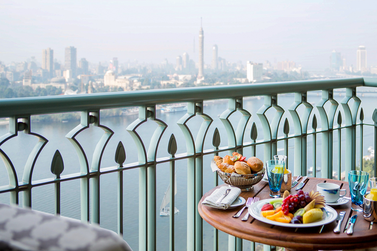 Café da manhã na varanda do hotel Four Seasons at Nile Plaza no Cairo, Egito