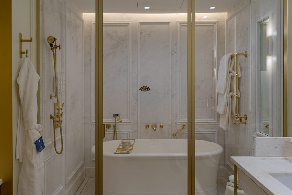 banheiro da suite no Mandarin Oriental Ritz Madrid
